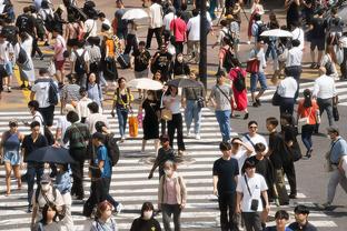 曼联跟队记者：瓦拉内因背部疼痛缺席对阵切尔西比赛名单